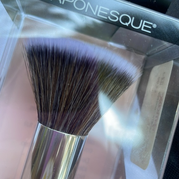 JAPONESQUE Buff and Blend brush , creates a Flawless Complexion with highlights - Picture 2 of 4